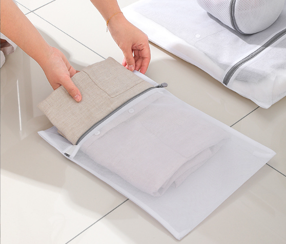 Protective bag for delicate washing of laundry