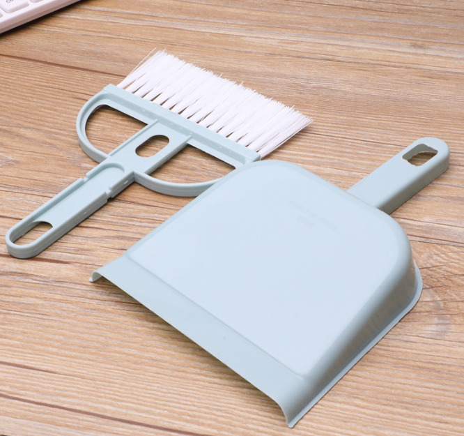 Mini cleaning kit (dustpan + brush)