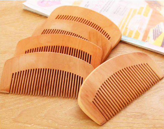 Peach wood massage comb (1 pc.)