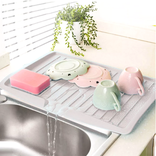 Dish dryer with drain