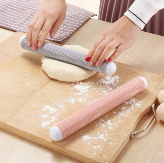 Shaped rolling pin for dough