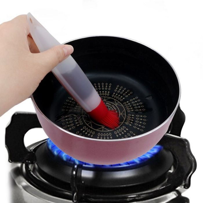 Culinary brush with oil dispenser, heat-resistant silicone