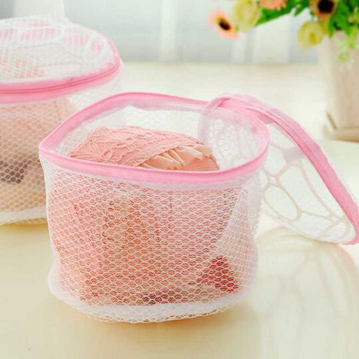 Lockable cylindrical mesh laundry bag for bras with plastic inserts