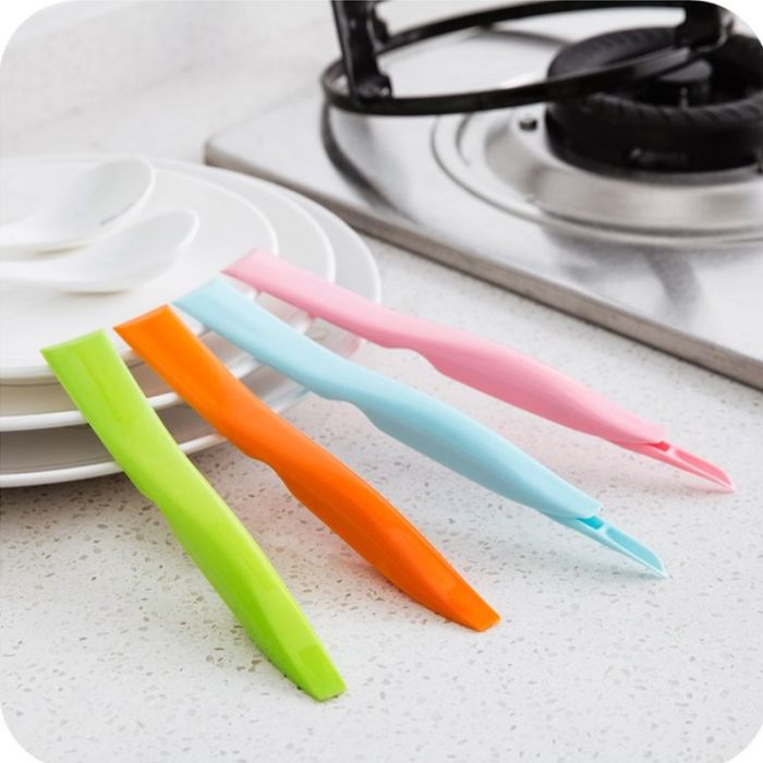 Multifunctional 3-in-1 plastic scraper for removing dirt from all surfaces + can opener