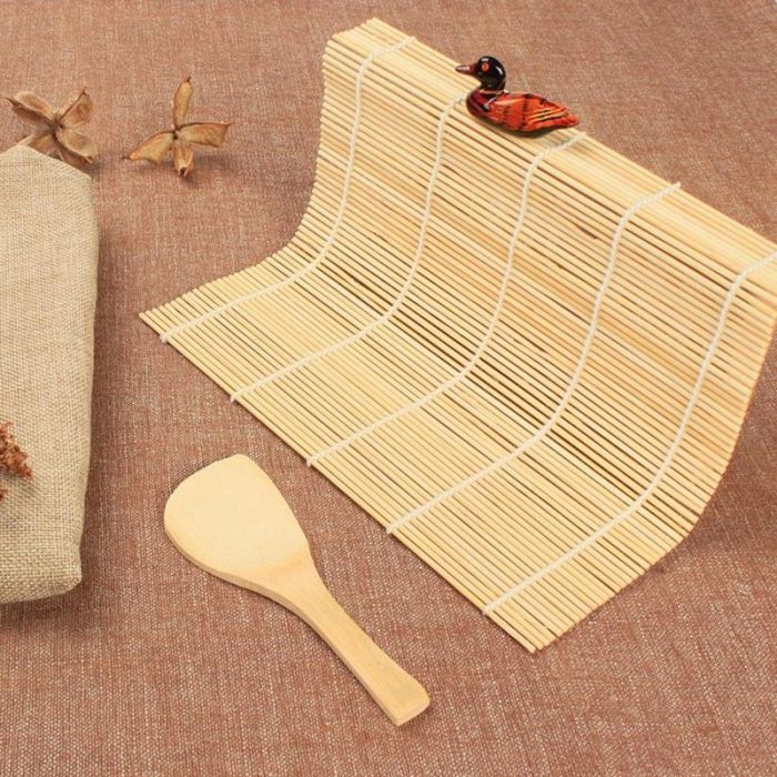 Set for making rolls: bamboo mat and rice spoon