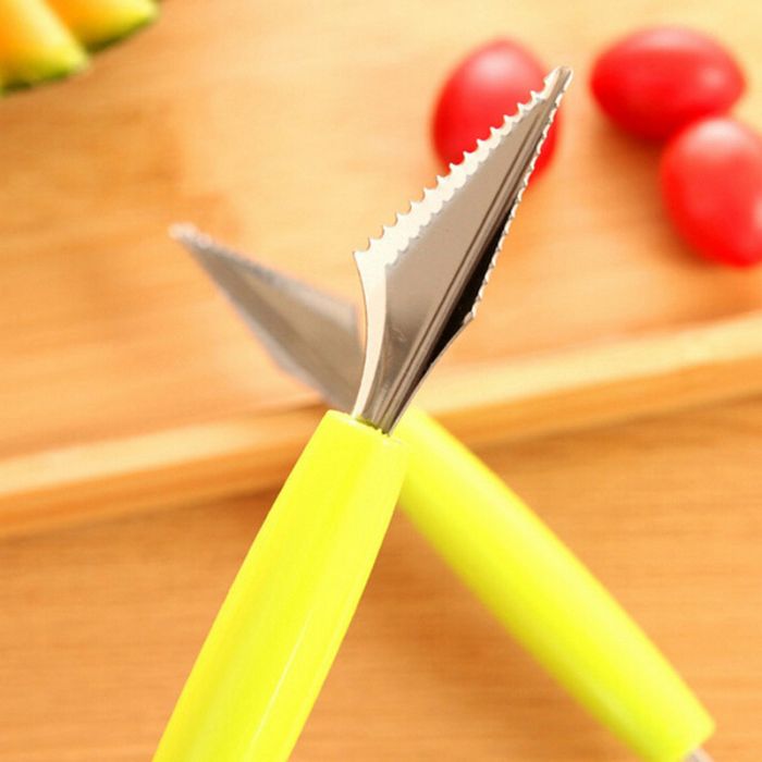 Shaped carving knife with round spoon