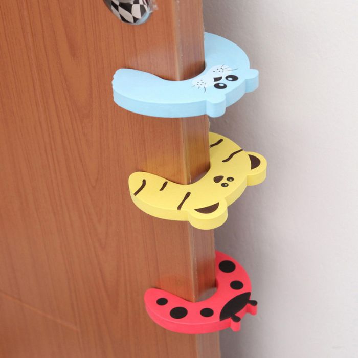 Horseshoe-shaped elastic door stop in assortment