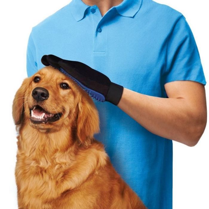 Pet combing glove with special coating