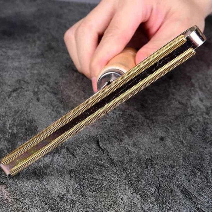 Scraper for removing lint, lint and wool with copper cutter and wooden handle